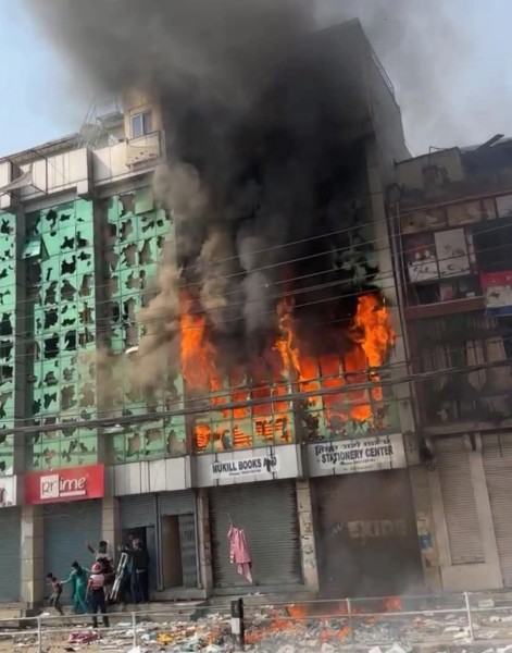 सडकमा उत्रन नपाउँदै अराजक बन्याे राजावादीको प्रर्दशन, तीनकुनेमा सर्वसाधारणको घरमा आगजनी!